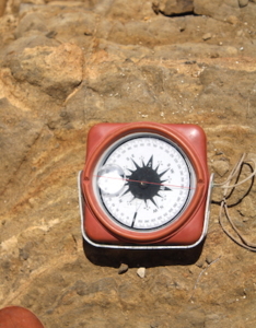 Boussole de géologue avec inclinomètre