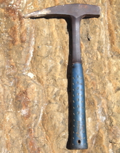 Marteau de géologue pour l'échantillonnage.